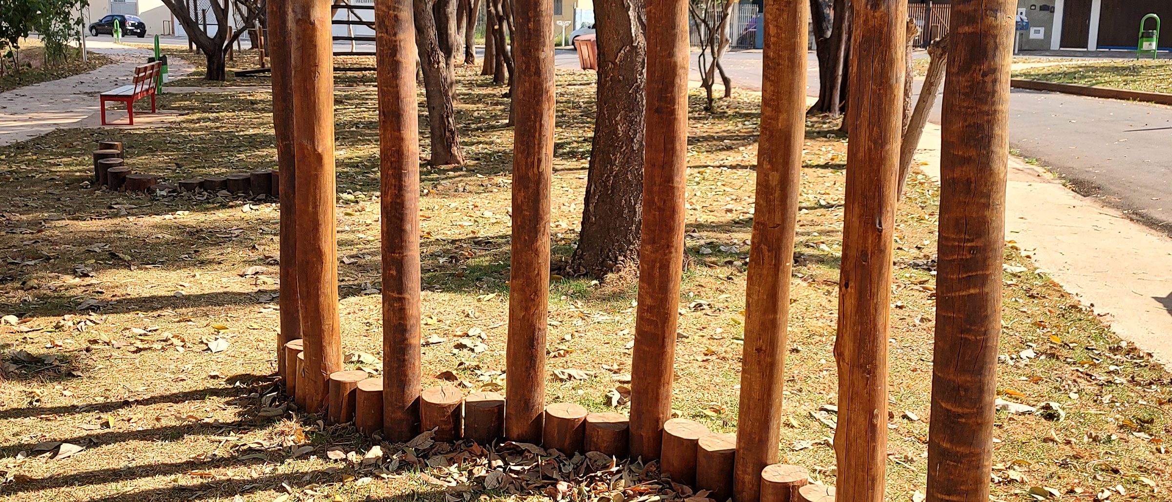 Toras de eucalipto tratado em estrutura de praça
