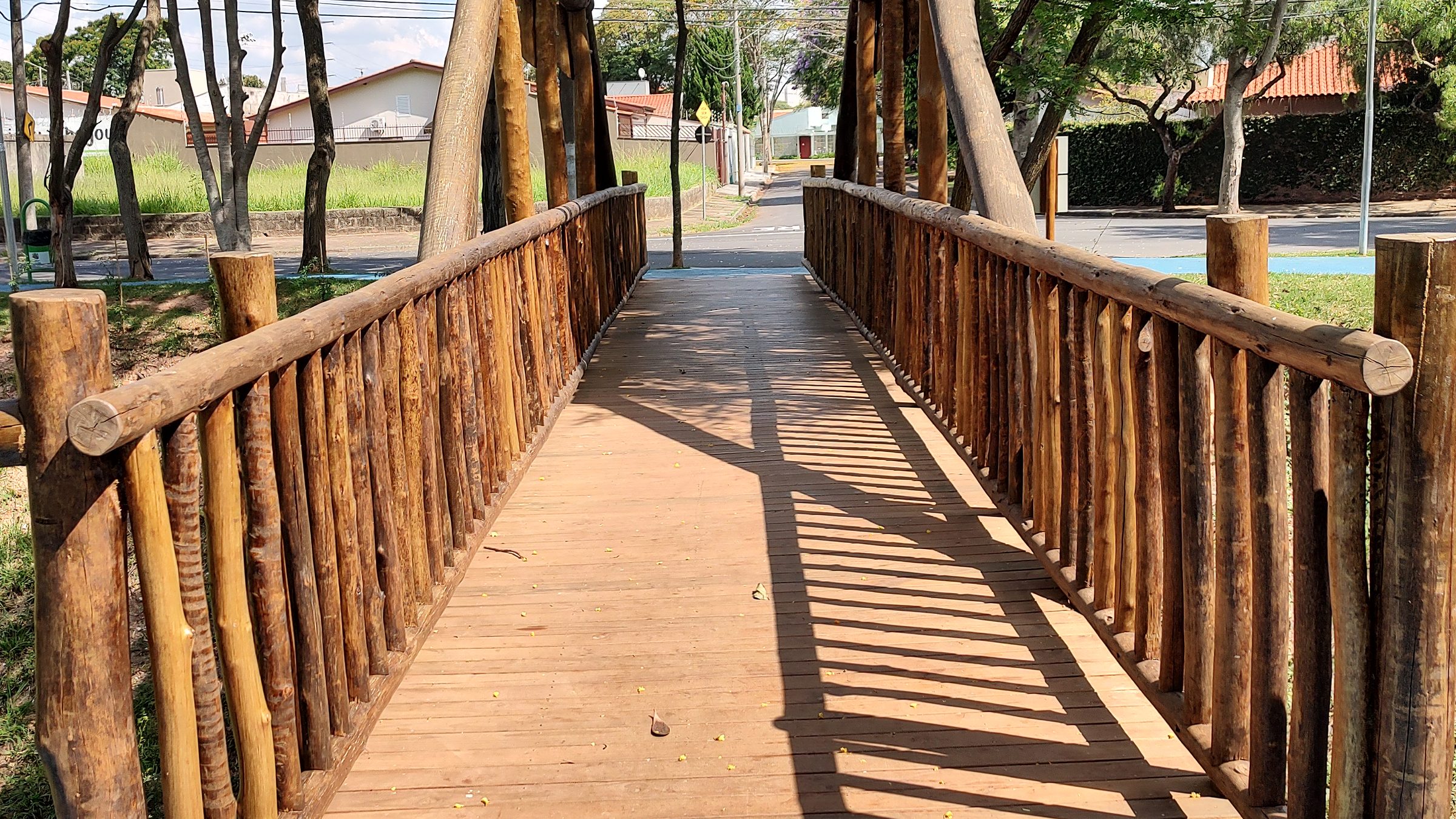 Ponte de madeira tratada com guarda-corpo em toras